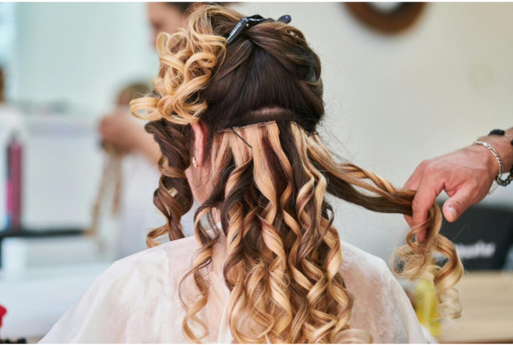 Gelin başı, nişan saçı, nikah saçı ve kına saçı gibi özel gün saç tasarımlarımızla unutulmaz anlar yaşayın. Görseldeki gibi, her detayı düşünerek saçınızı şekillendiriyoruz.